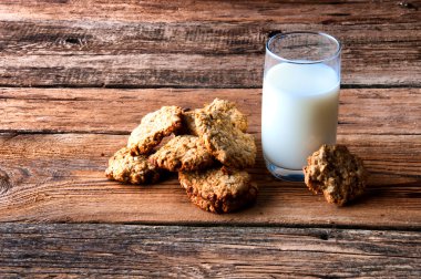 Süt ve kurabiye ahşap masa üzerinde. Boşaltmak