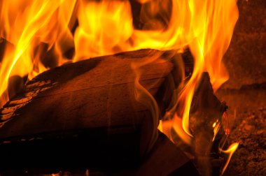 şöminede yanan ateş