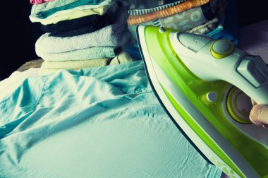 Ütü kıyafet aklanıyor. Ev işi