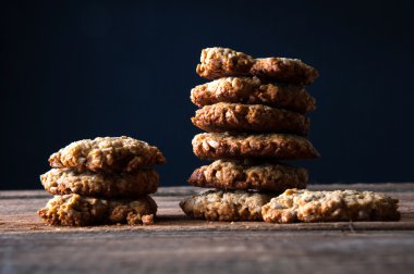 Koyu arka plan üzerinde yığılmış tanımlama bilgileri