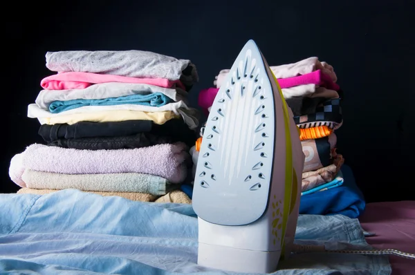 Bügeleisen und Kleidung. Bügeln — Stockfoto