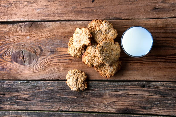 Lait et biscuits sur table en bois. Espace de copie — Photo