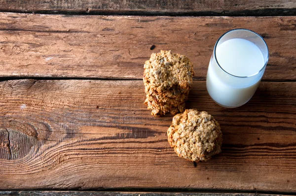 Lait et biscuits sur table en bois. Espace de copie — Photo