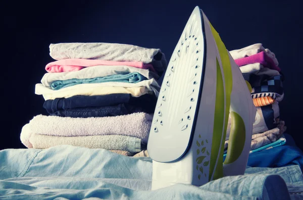 Bügeleisen und Kleidung. Bügeln — Stockfoto