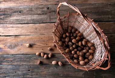 Hasır sepet içinde ceviz. Boşaltmak