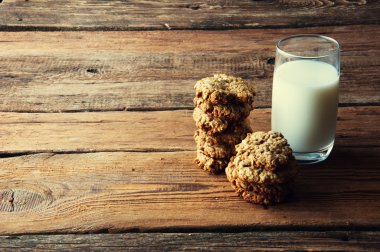 Süt ve kurabiye ahşap masa üzerinde. Boşaltmak