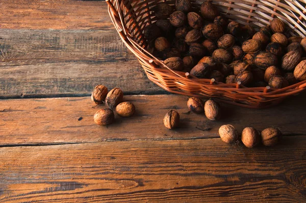 Nueces en canasta de mimbre. Espacio de copia — Foto de Stock