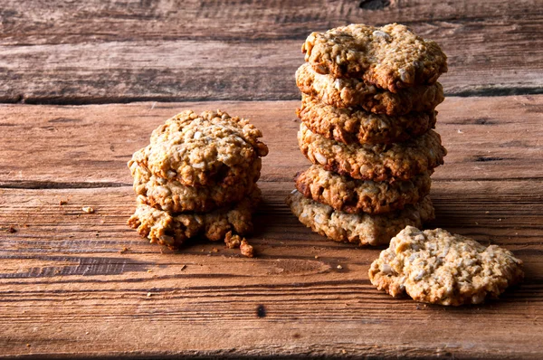 Galletas apiladas sobre fondo de madera — Foto de Stock