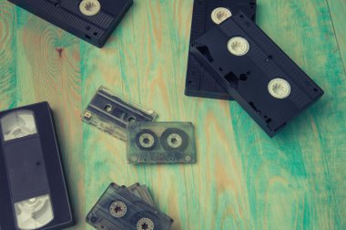 Mavi ahşap arka plan üzerinde video ve müzik kasetleri