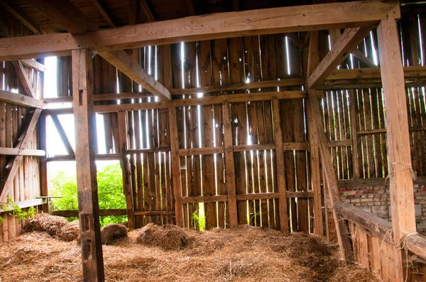 Bir eski terk edilmiş ahır içi