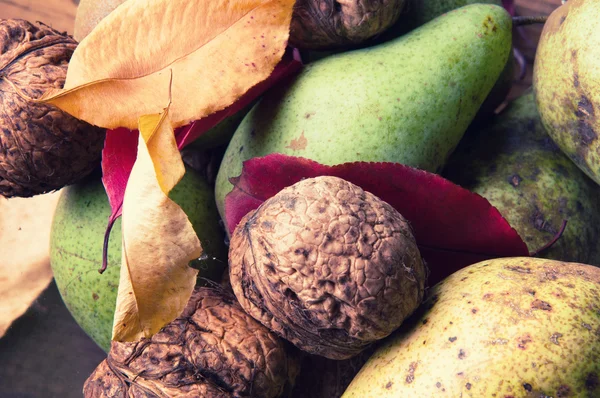 Σύμβολα του φθινοπώρου - αχλάδια, καρύδια και μαραμένα φύλλα. Το Top view — Φωτογραφία Αρχείου