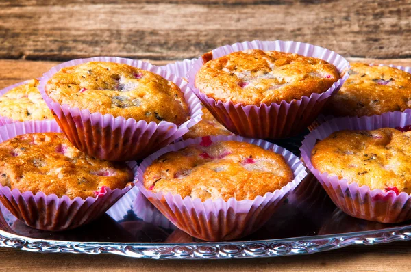 Gümüş tepsi üzerinde lezzetli ev yapımı kekler