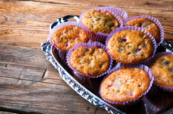 Lekkere zelfgemaakte muffins op zilveren dienblad. Bovenaanzicht. Copyspace — Stockfoto