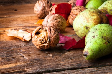 Sonbahar - armut, ceviz ve solmuş yapraklar sembollerin. Boşaltmak