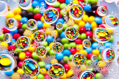 Renkli çikolata mercimek arka plan üzerinde su damlaları