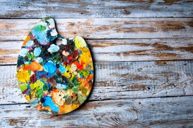 Resim paleti Beyaz ahşap zemin üzerinde