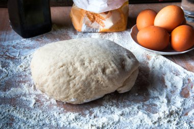 Malzemelerle pizza ya da tart hamuru