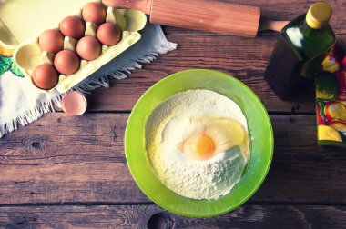 Eski rustik mutfakta pişirme. Yumurta ve un