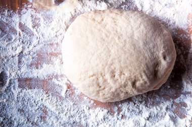 Malzemelerle pizza ya da tart hamuru