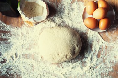 Malzemelerle pizza ya da tart hamuru