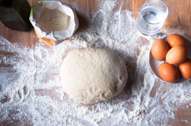 Malzemelerle pizza ya da tart hamuru