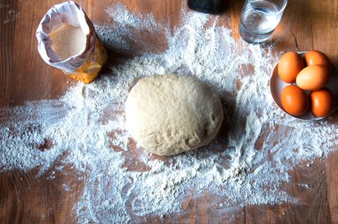 Malzemelerle pizza ya da tart hamuru