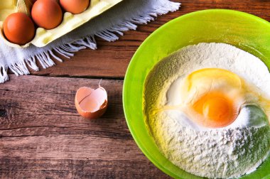 Eski rustik mutfakta pişirme. Yumurta ve un