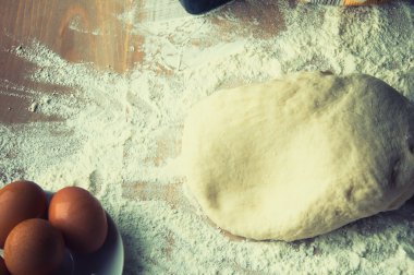 Malzemelerle pizza ya da tart hamuru