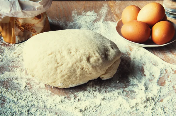 Pâte à pizza ou tarte aux ingrédients — Photo