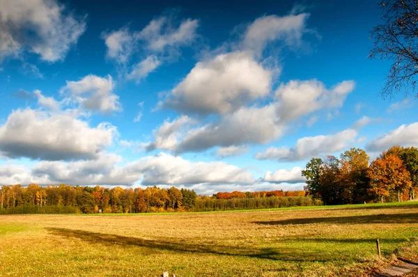 Прекрасний осінній пейзаж у сільській місцевості — стокове фото