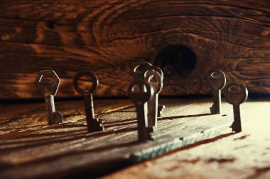 Eski paslı tuşlar düşen yan ışık