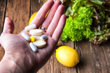 Vitamin takviyeleri veya sebze ve meyveler arasında seçim