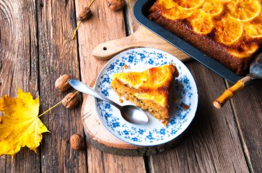 Sonbahar için lezzetli turuncu kek. Rustik süslemeleri