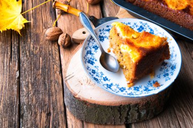 Sonbahar için lezzetli turuncu kek. Rustik süslemeleri