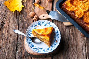 Sonbahar için lezzetli turuncu kek. Rustik süslemeleri