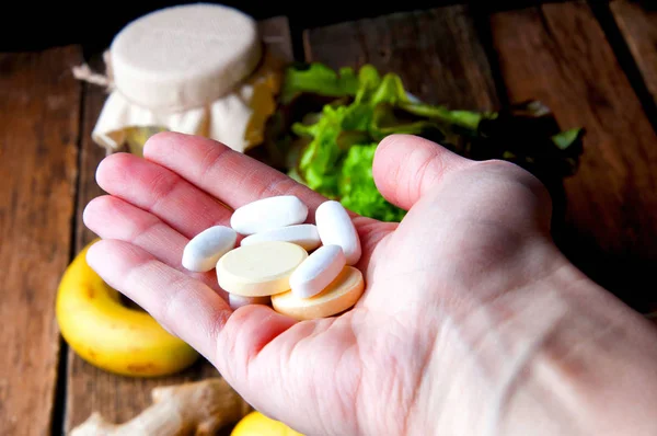 Wahl zwischen Vitaminen aus Nahrungsergänzungsmitteln oder aus Gemüse und Obst — Stockfoto