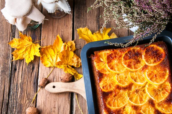 Delicioso bolo de laranja para o outono. Decorações rústicas — Fotografia de Stock