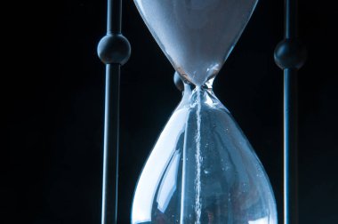 koyu arka plan üzerinde kum saati