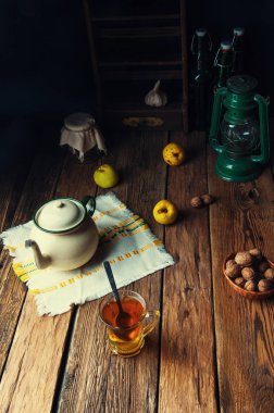 Sonbahar için sıcak çay. Eski rustik mutfak