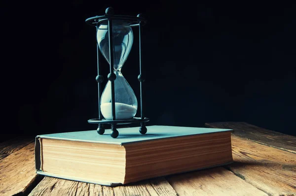 Eski bir kitap kum saati. Boşaltmak