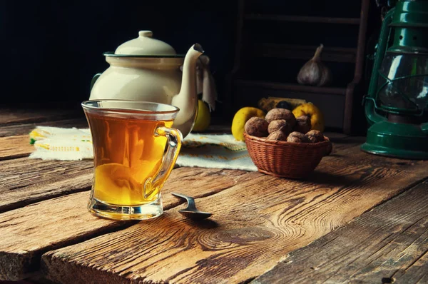 Горячий чай на осень. Старая деревенская кухня — стоковое фото