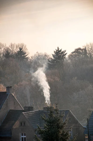 Dymiące kominy w mieście — Zdjęcie stockowe