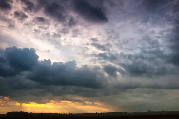 Dramatik bulutlar fırtına öncesi