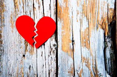 Beyaz ahşap arka plan üzerinde kırık kalp kağıt. Boşaltmak