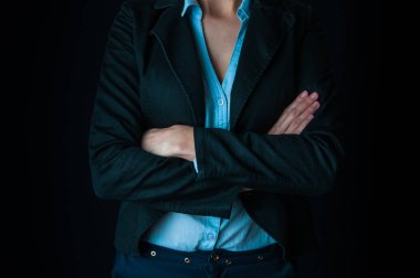 Elleri çapraz iş kadını