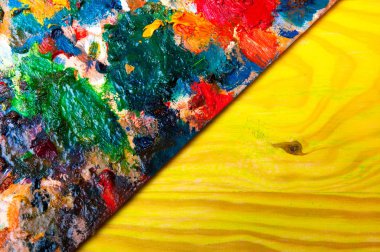 Resim paleti renkli ahşap zemin üzerine