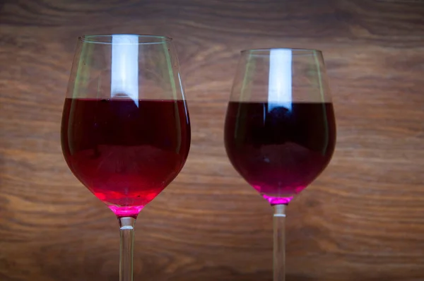 Ahşap arka plan üzerinde şarap kadehi — Stok fotoğraf