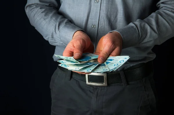 Biznesmen posiadający szereg banknotów — Zdjęcie stockowe
