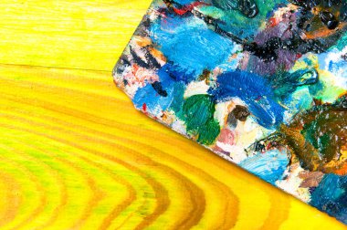 Resim paleti renkli ahşap zemin üzerine