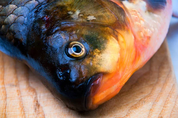 Roher Fisch in Nahaufnahme auf einem Holzschneidebrett — Stockfoto